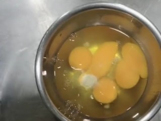 虾仁韭菜炒鸡蛋,鸡蛋打入盆中加入白胡椒，盐。