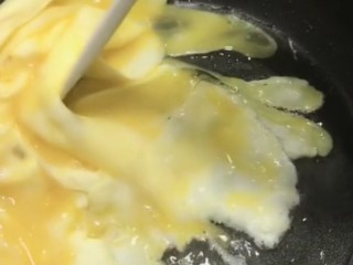 虾仁韭菜炒鸡蛋,倒入鸡蛋炒均匀的块倒入盆中备用。