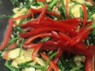 虾仁韭菜炒鸡蛋,加入红椒丝炒均匀即可。