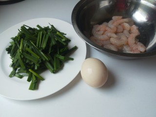虾仁韭菜炒鸡蛋,切好装盘备用，虾仁去虾线洗干净。