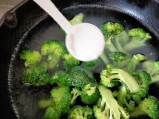 上汤西兰花,西兰花焯水时放半勺盐，焯出的菜会更绿！