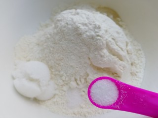 奶香小面包,加盐增加面的筋性。