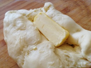 奶香小面包,加入黄油揉至完全吸收。