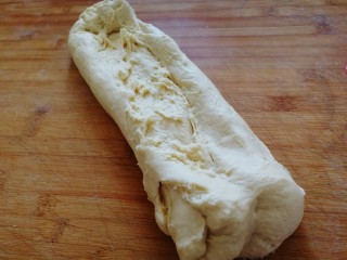 奶香小面包,面板上搓揉6分钟左右。
