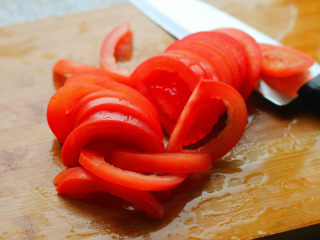 黄瓜拌面,番茄洗干净切成片。