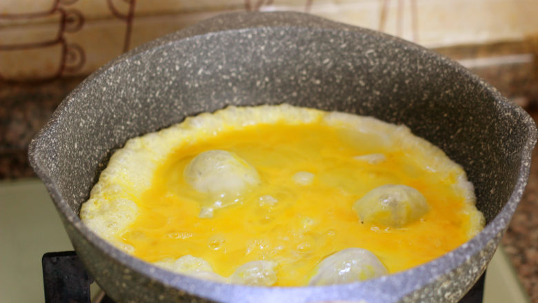 黄瓜拌面,鸡蛋结块后，用筷子迅速的划开。