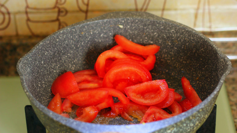 黄瓜拌面,捞出炒好的鸡蛋，炒锅内留有底油，放入番茄。