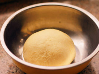 奶香小面包,揉至能轻松拉出薄膜即可。揉好的面团放到盆里盖上保鲜膜放置温暖处发酵。
