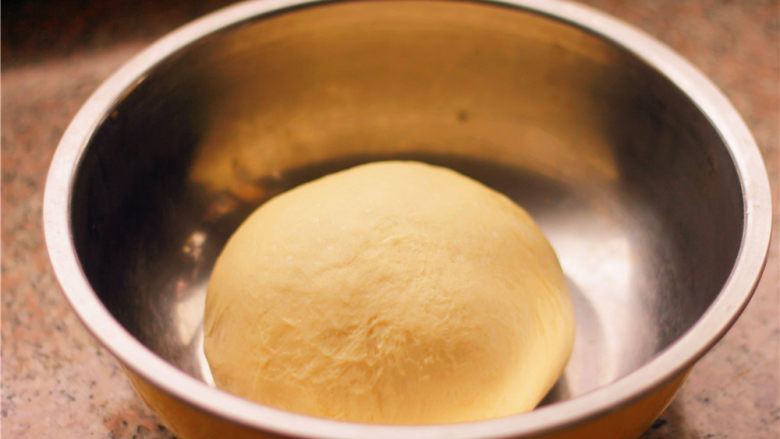 奶香小面包,揉至能轻松拉出薄膜即可。揉好的面团放到盆里盖上保鲜膜放置温暖处发酵。