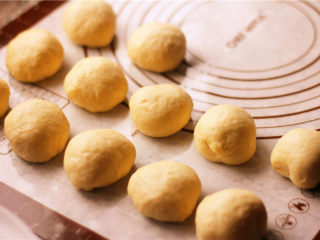 奶香小面包,分割成12个等份儿。用保鲜膜盖着，静置15分钟。