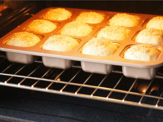 奶香小面包,烤箱180度上下管预热，把模具放到烤箱中，