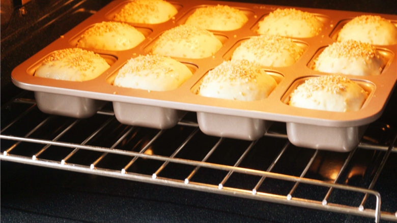奶香小面包,烤箱180度上下管预热，把模具放到烤箱中，