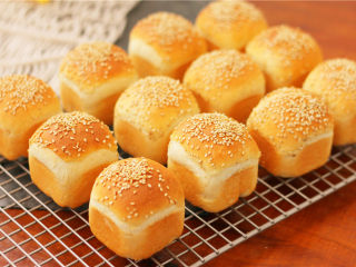 奶香小面包,取出烤好的小面包。
