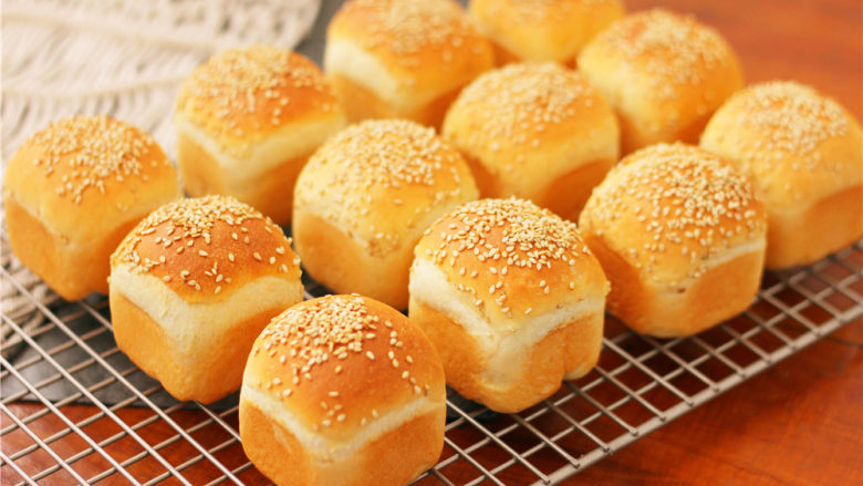 奶香小面包,取出烤好的小面包。