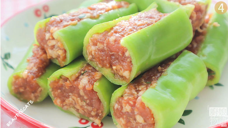 专治没胃口的「青椒酿肉」馅鲜肉酥，根本停不下筷子！,把调好的肉馅塞入青椒中。