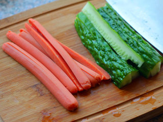 饭卷,黄瓜和火腿肠切成条状。