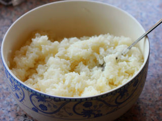 饭卷,米饭盛到碗中，搅拌均匀。