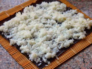 饭卷,均匀的放一层米饭。