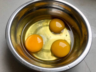 虾仁韭菜炒鸡蛋,碗中打入三个鸡蛋，将鸡蛋打散。
