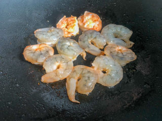 虾仁韭菜炒鸡蛋,锅留底油，将大虾煎至两面金黄出锅。