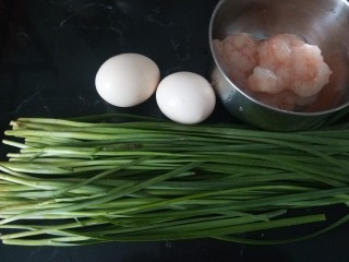 虾仁韭菜炒鸡蛋,韭菜一把，鸡蛋两个，虾仁。