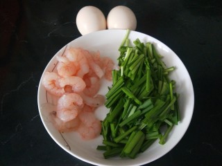 虾仁韭菜炒鸡蛋,虾仁焯一水捞出来装盘。
