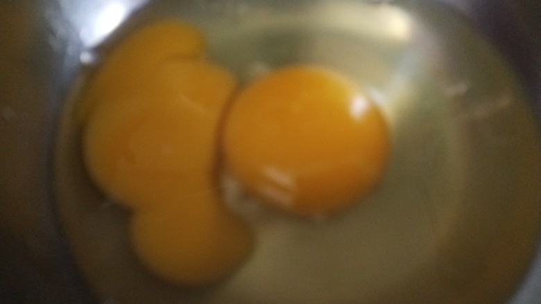 虾仁韭菜炒鸡蛋,鸡蛋打入盆中。
