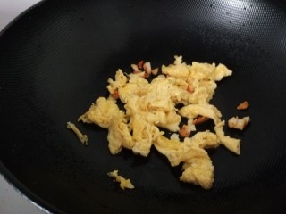 虾仁韭菜炒鸡蛋,锅中倒入适量油炒香葱姜蒜捞出来，在炒鸡蛋倒出来备用。