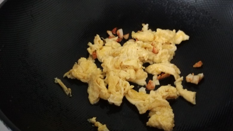 虾仁韭菜炒鸡蛋,锅中倒入适量油炒香葱姜蒜捞出来，在炒鸡蛋倒出来备用。