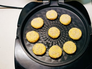 芝麻红薯饼,煎烤机刷油提前预热，将芝麻红薯饼胚码放到煎烤机。