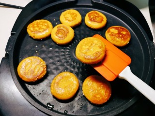 芝麻红薯饼,煎制两面金黄色，出锅。