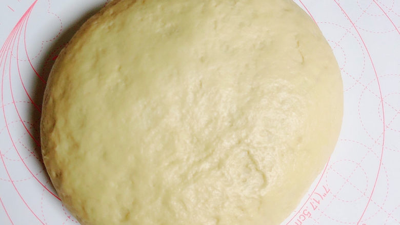 奶香小面包,将发酵好的面团用手掌压扁排气。