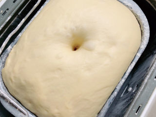 奶香小面包,面团变成2.5倍大，用手指沾面粉轻轻捅入面团，拔出手指后孔洞不塌陷也不回缩，就表示发酵好了。