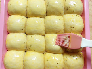 奶香小面包,在面团表面刷一层蛋液。预热烤箱180度预热10分钟。