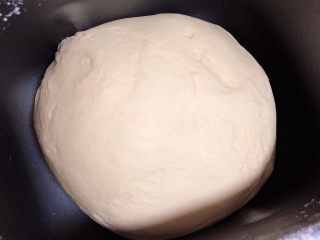 奶香小面包,将面团揉至光滑即可。