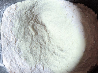 奶香小面包,再放入酵母粉、高筋面粉、奶粉，开始揉面。