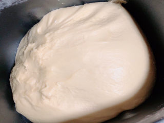 奶香小面包,将面揉至完全阶段，能撑出非常强韧的薄膜。开始进行发酵。