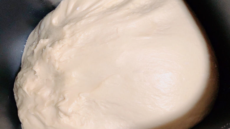 奶香小面包,将面揉至完全阶段，能撑出非常强韧的薄膜。开始进行发酵。