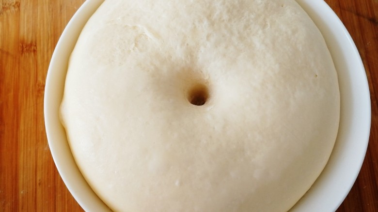奶香小面包,体积变大，手指戳洞不回缩。