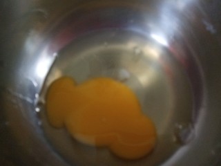 虾仁韭菜炒鸡蛋,先加入适量盐将鸡蛋打散