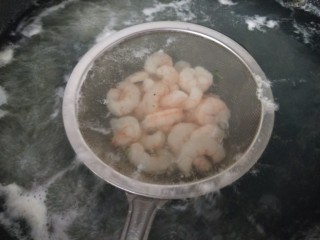 虾仁韭菜炒鸡蛋,虾仁在沸水里烫30秒捞出