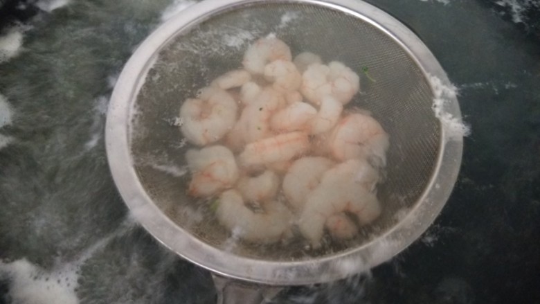 虾仁韭菜炒鸡蛋,虾仁在沸水里烫30秒捞出