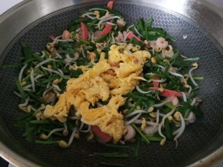 虾仁韭菜炒鸡蛋,最后下入鸡蛋，加入适量盐，蚝油，味极鲜，翻炒均匀装盘享用