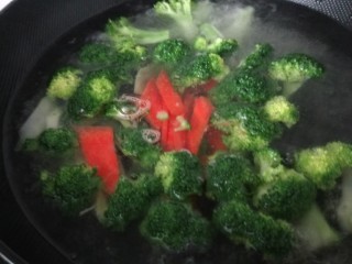 上汤西兰花,水开后下入西兰花和配菜胡萝卜烫一下捞出备用
