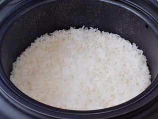 饭卷,米饭煮熟后打开锅盖晾凉