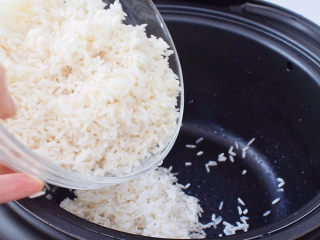 饭卷,将糯米和大米淘洗干净后倒入电饭煲中