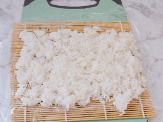 饭卷,均匀地铺上一层米饭
