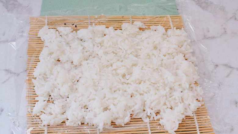 饭卷,均匀地铺上一层米饭