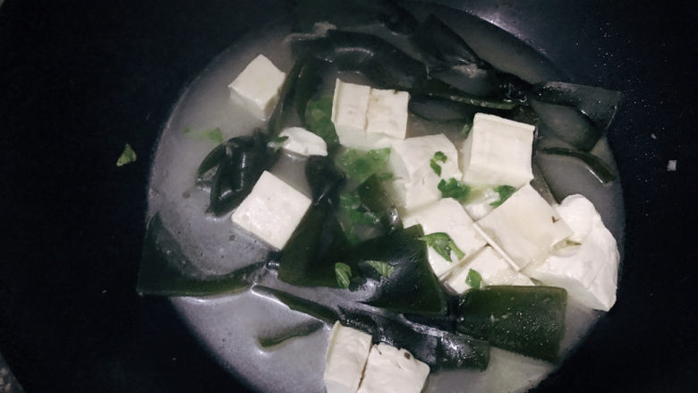 海带豆腐汤,煮好后放入小芹菜