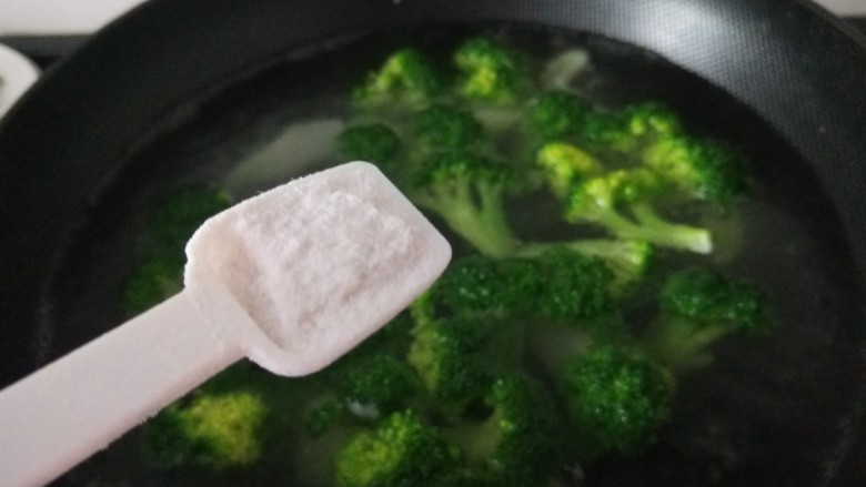 上汤西兰花,加入一勺盐保持绿色。
